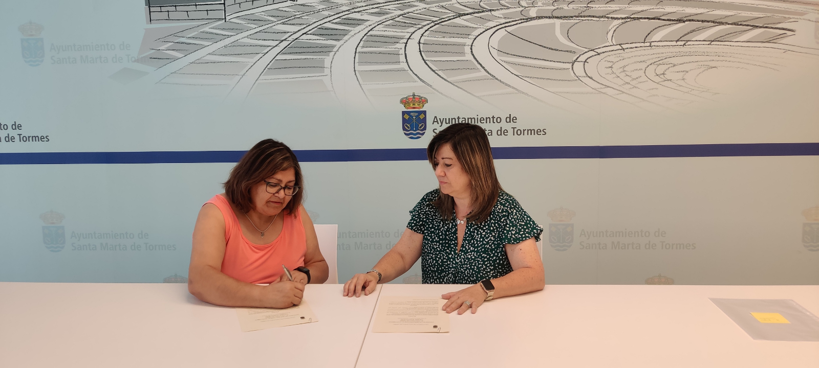 Santa Marta renueva el convenio del servicio de costura y plancha para mayores de 65 años