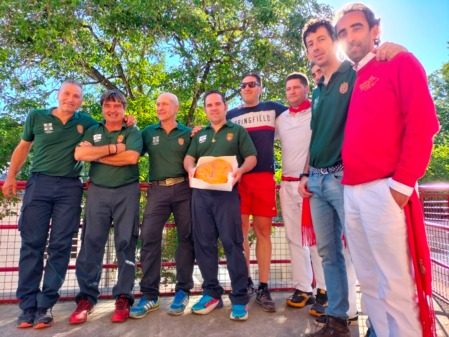 Los pastores de los Sanfermines degustan un hornazo personalizado