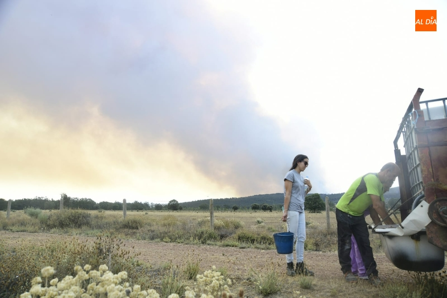 Vecinos de Morasverdes y Guadapero se quedan de guardia con tractores lamentando la falta de medios