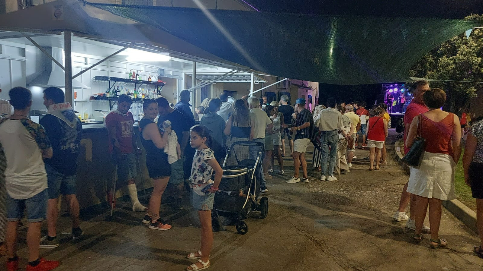 Noche sabatina con mucho ritmo en las fiestas de la Avenida de España y Casas de Martín Báez
