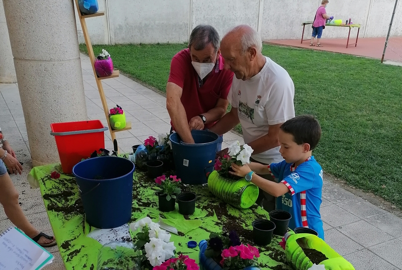 Divertida y colorida tarde de decoración y reciclaje en Aldeadávila de la Ribera 
