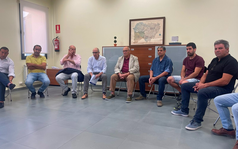 Diputación y Junta se reúnen con alcaldes y concejales de las localidades afectadas por el incendio