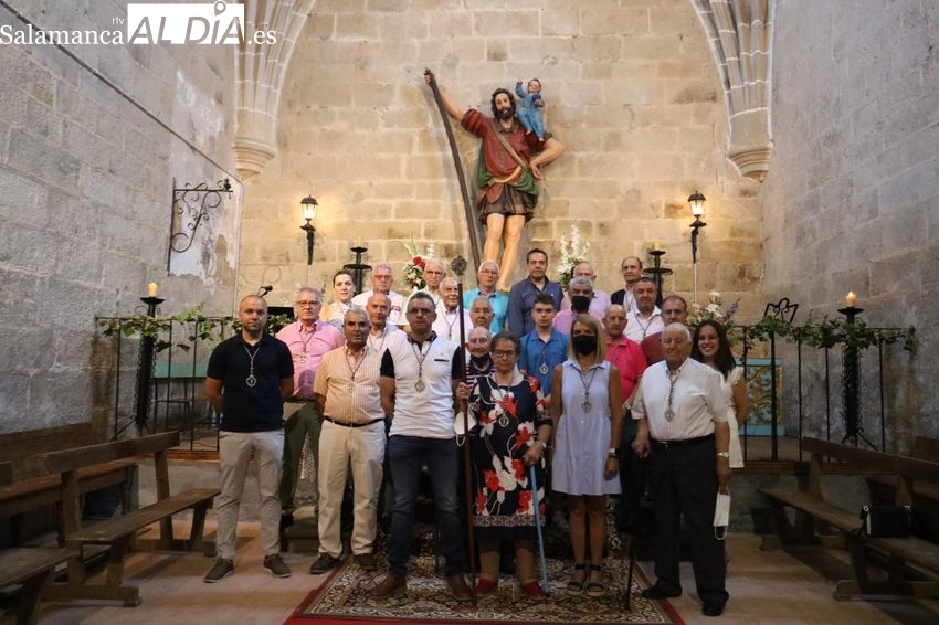 Candelas Martín recibe la vara de mayordoma de San Cristóbal en Guadramiro