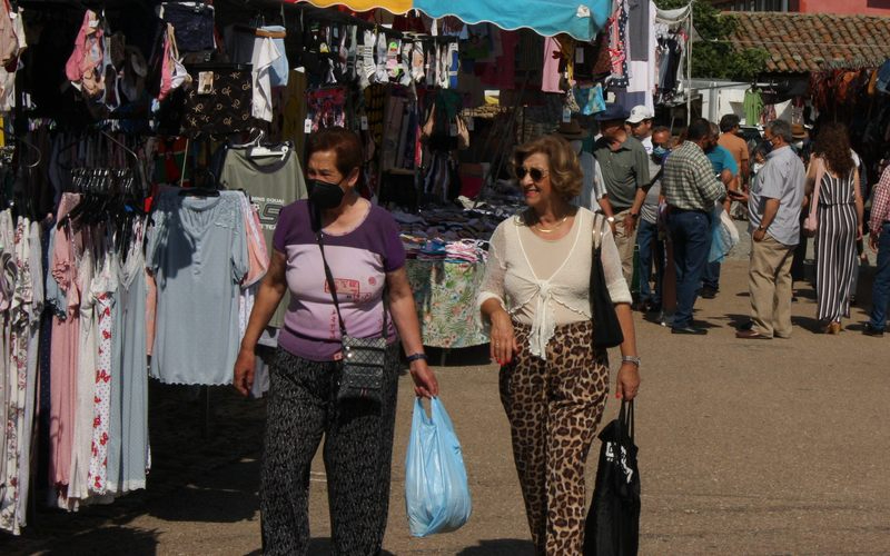 La llegada del verano y las vacaciones llenan de público el mercadillo de Trabanca