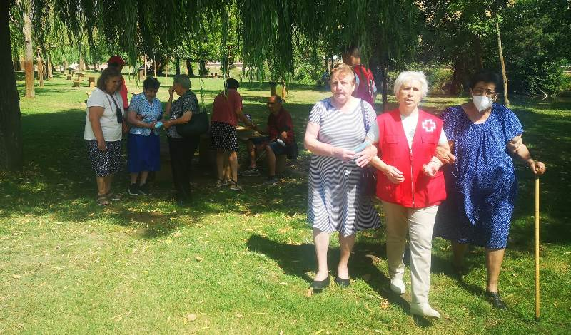Los evacuados disfrutan de un paseo por el entorno del río de la mano de Cruz Roja