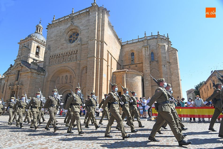 Llamamiento a engalanar balcones y ventanas con la enseña nacional para el desfile militar del sábado