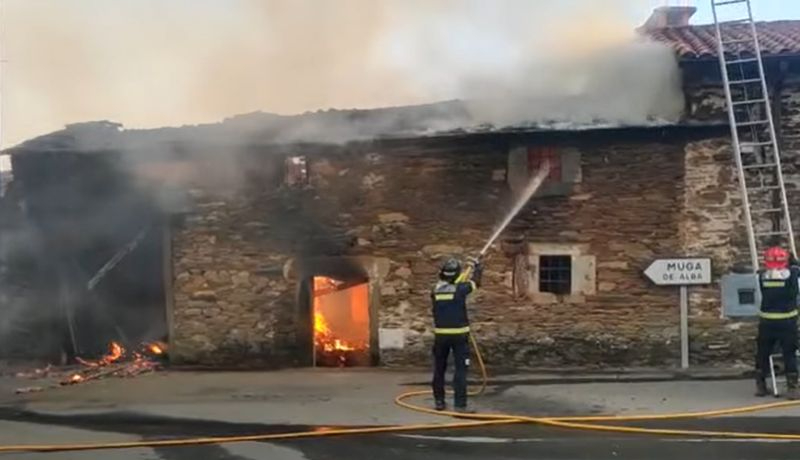 Pesadilla en Losacio: el fuego se adentra en el casco urbano 