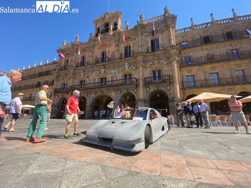 El bólido que se ha colado en la Plaza Mayor para sorpresa de los salmantinos