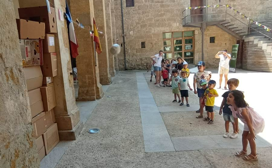 L@s niñ@s abren su propia brecha ‘en la muralla’ dentro de la Semana Napoleónica