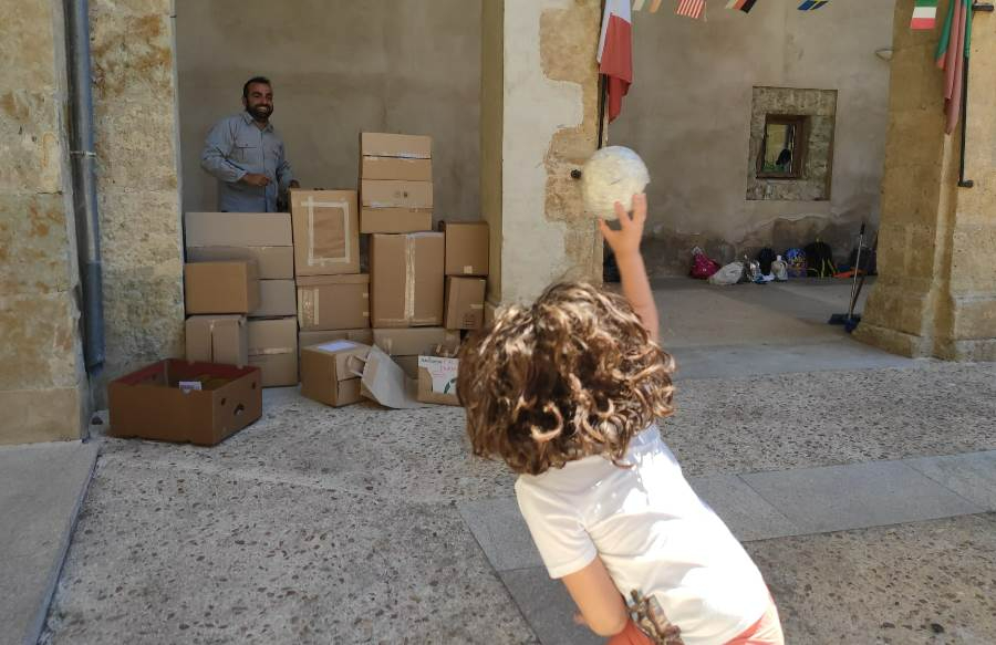 Nuevo derribo de la ‘muralla’ por parte de los niños en la Semana Napoleónica