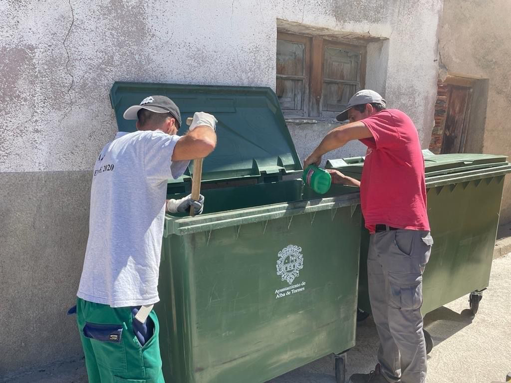El Ayuntamiento destina a operarios municipales en la recogida y limpieza de contenedores para solventar el problema
