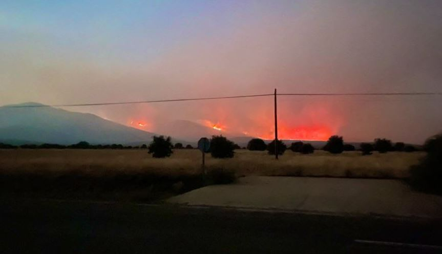 El fuego obliga a desalojar también Guadapero y Morasverdes