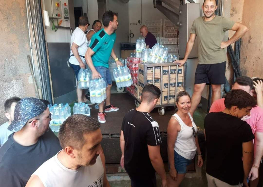 Organizadas en varias localidades recogidas de alimentos y bebidas para el operativo de extinción