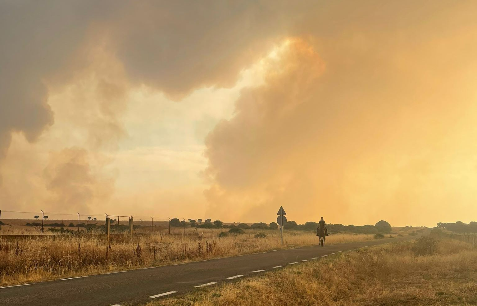 Mañueco vuelve a visitar el incendio, que se complica aún más en la zona noroeste