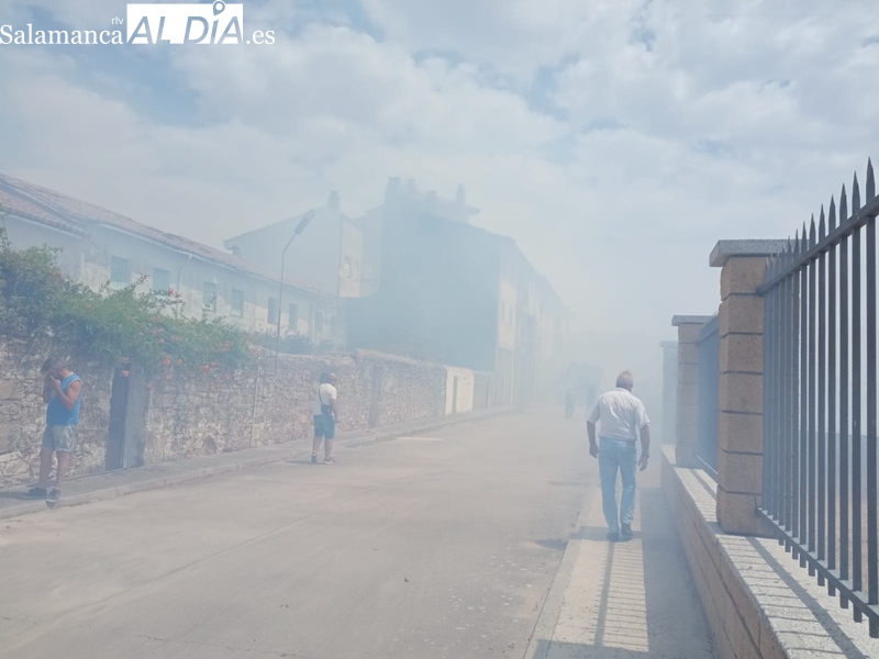 Susto en Lumbrales tras declararse un incendio que llega a las casas