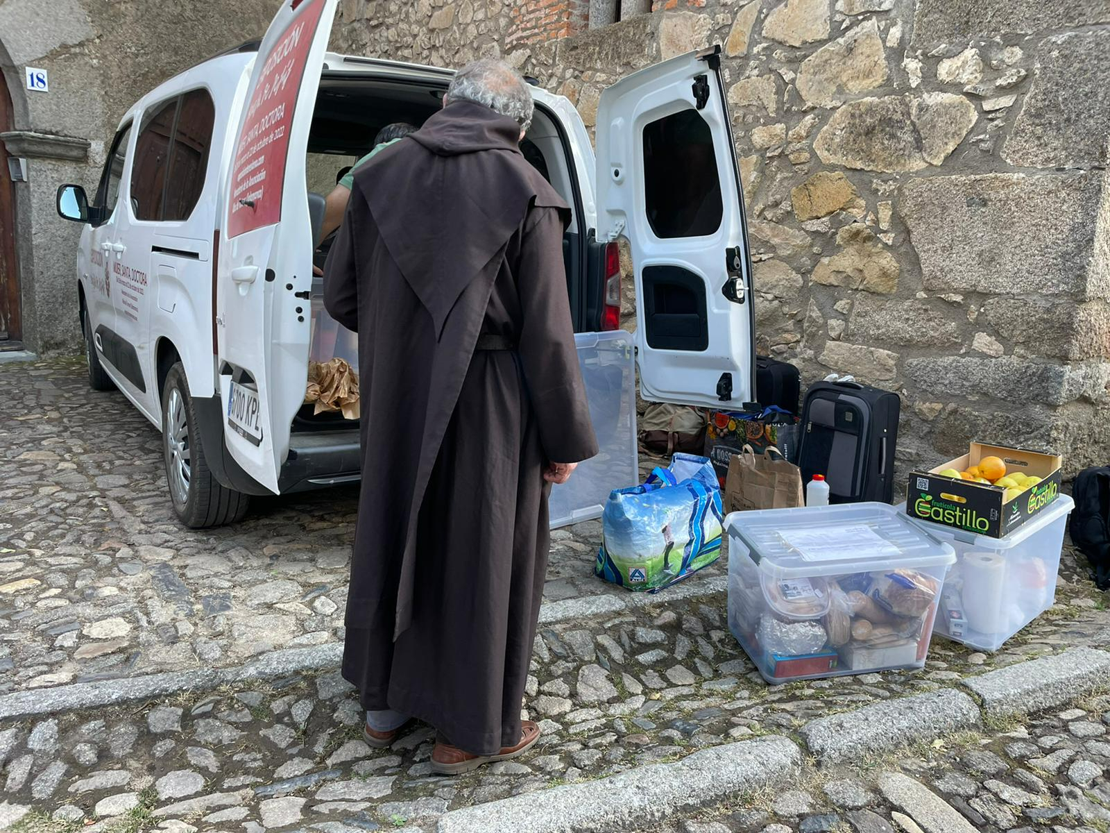 Los religiosos evacuados del Monasterio de los Carmelitas Descalzos de las Batuecas son trasladados a Alba de Tormes