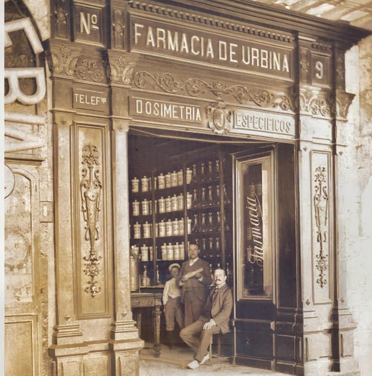 Las tiendas centenarias que aún resisten en la Plaza Mayor