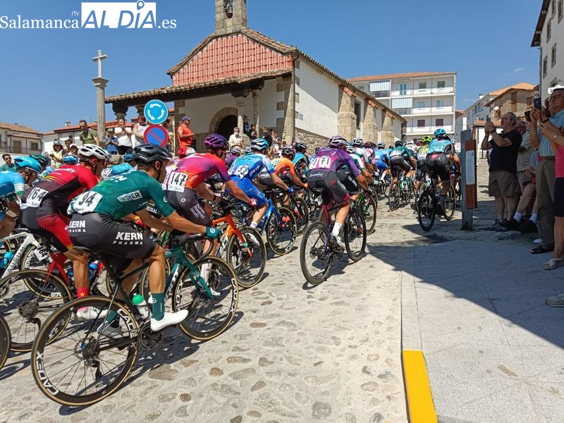 Salamanca disfruta con la Vuelta Internacional a Castilla y León y Simon Yates es el ganador tras imponerse en Guijuelo