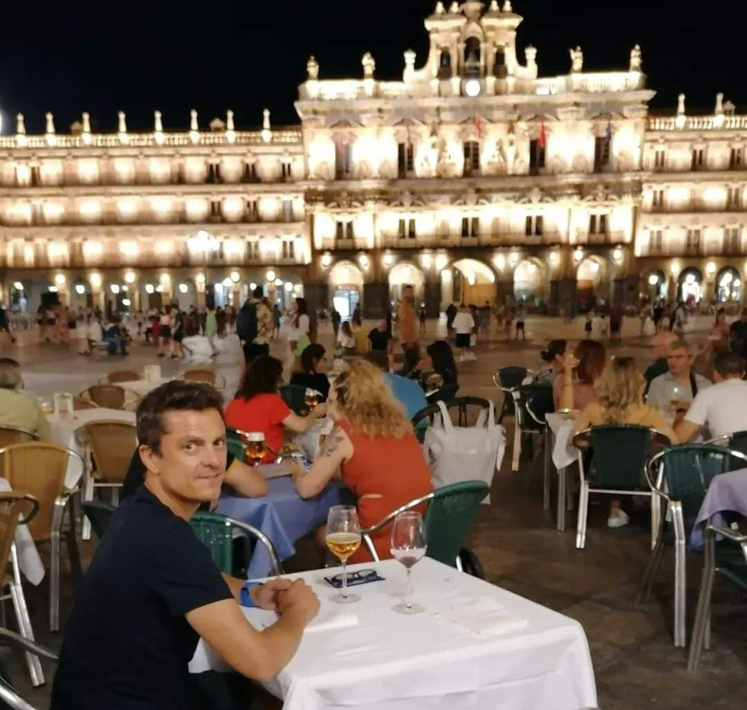 El periodista de Antena 3 que disfruta de las noches de verano en Salamanca