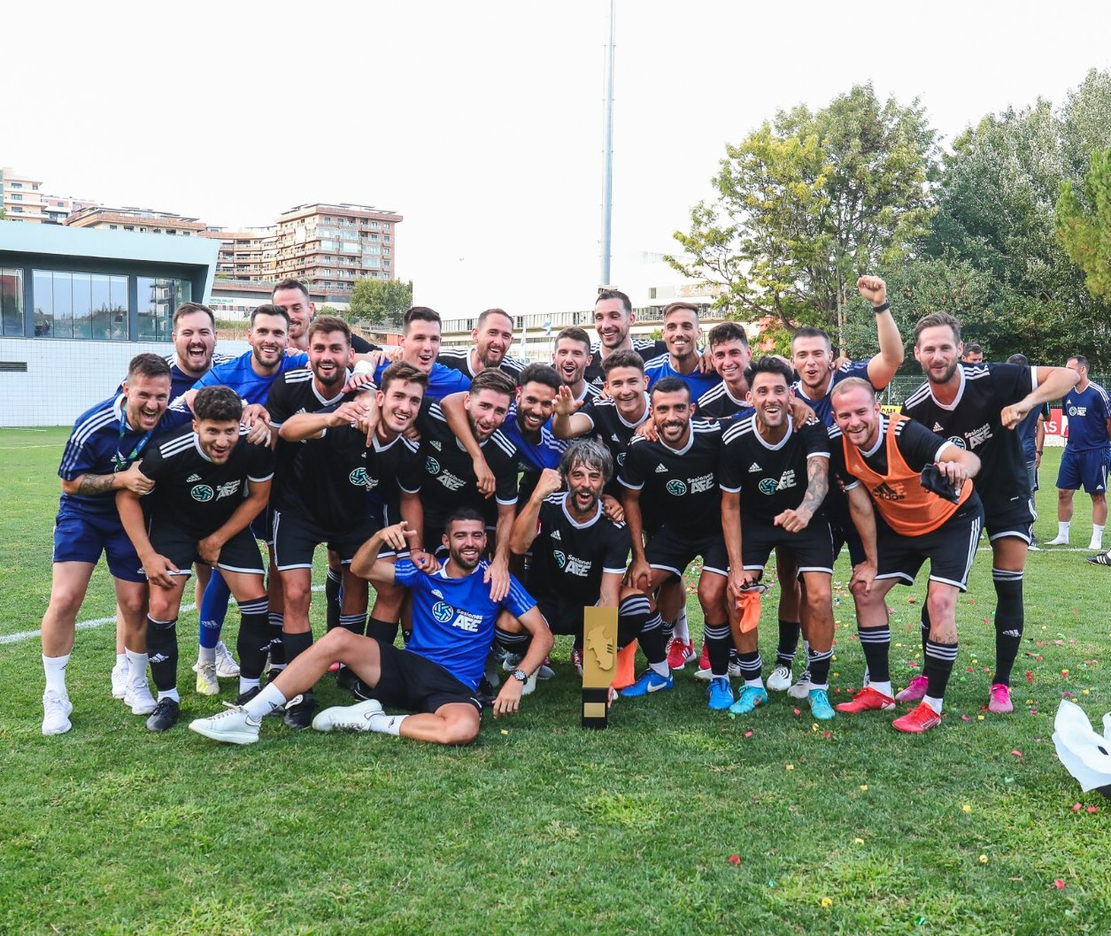 Benítez, Indiano, nombrado mejor jugador del torneo, y Mikel Bueno, campeones con la selección de la AFE