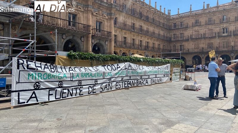 Las reivindicaciones para poner en marcha un tren turístico entre La Fuente de San Esteban y Barca d’Alva llegan a la Plaza Mayor
