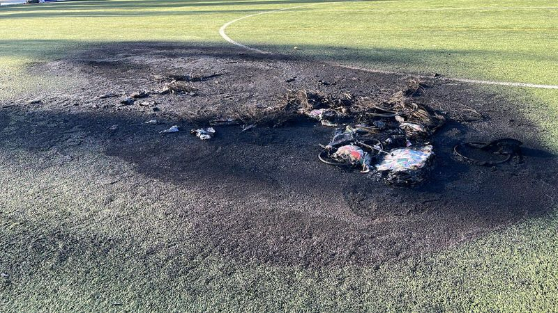 El campo de fútbol de Carbajosa aparece quemado por unos vándalos: Vuelven a poner en peligro nuestra seguridad