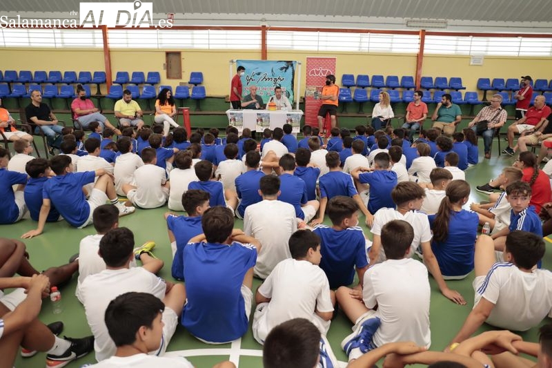 Vicente del Bosque comparte experiencias futbolísticas con los participantes en el Campus que lleva su nombre
