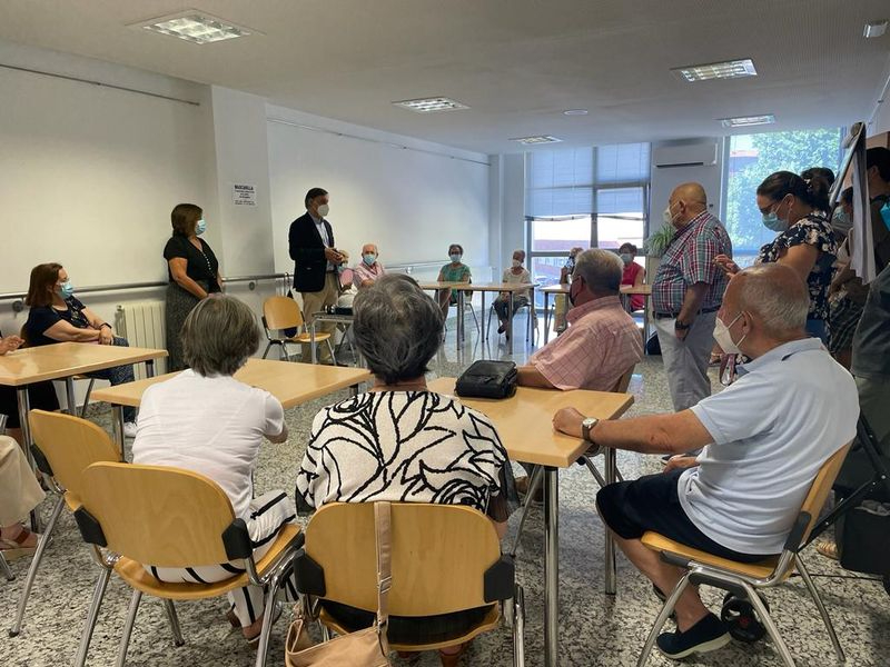 Cafés tertulia para combatir la soledad no deseada de los mayores de Salamanca