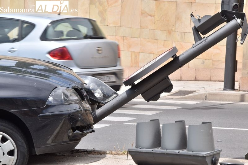 Abren diligencias judiciales contra un conductor ebrio tras chocar contra una farola