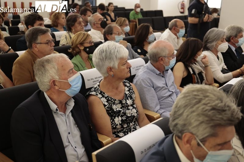El Colegio de Médicos homenajea a 49 profesionales jubilados y a la Policía Local