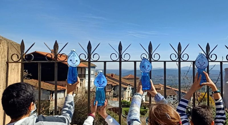 Los padres y madres de Mogarraz denuncian el desplazamiento injusto de la maestra