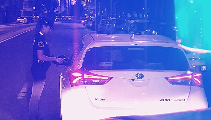 Conduce desnudo, borracho y tocando el claxon mientras le hacen una felación