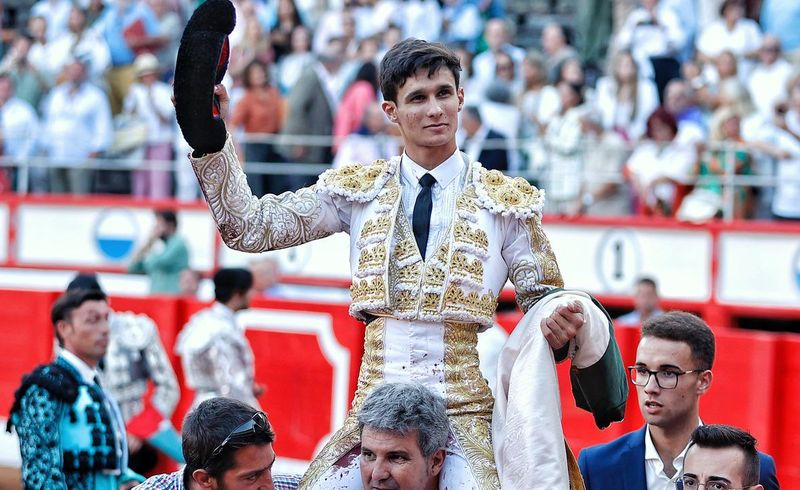 Diosleguarde abre la puerta grande en la tarde de su alternativa
