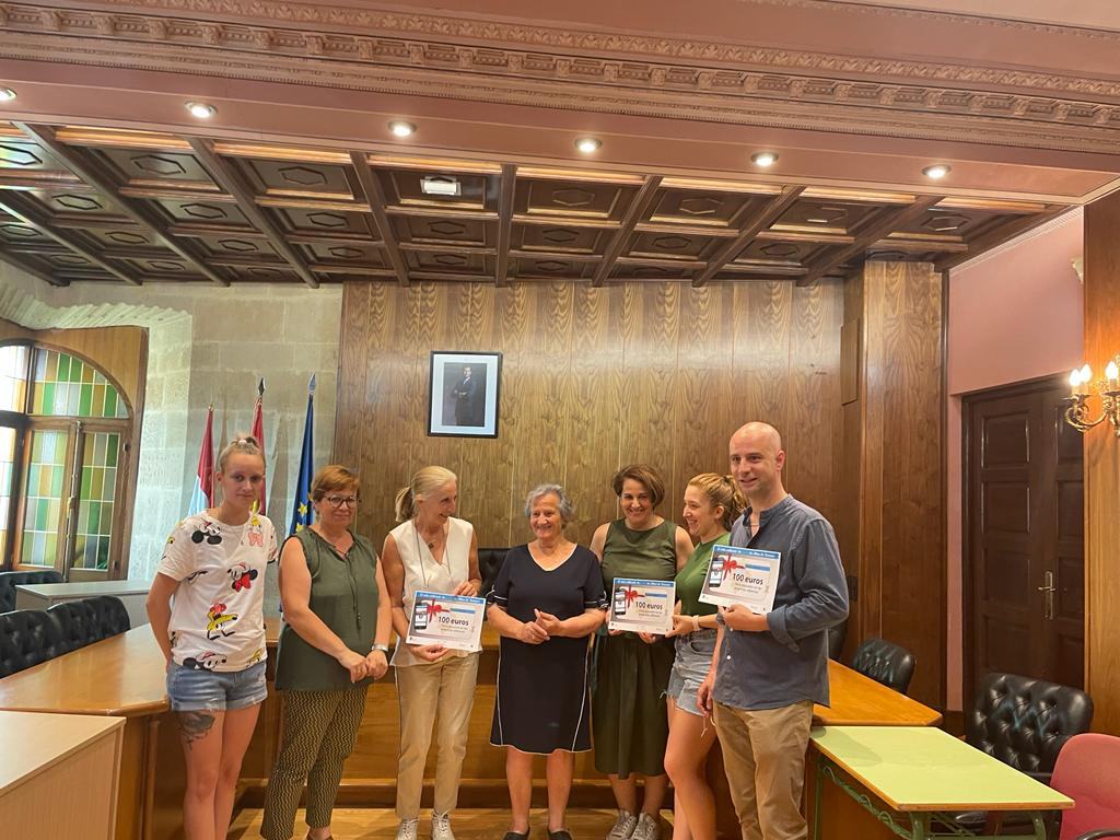 Los ganadores del reto cultural de junio reciben su premio