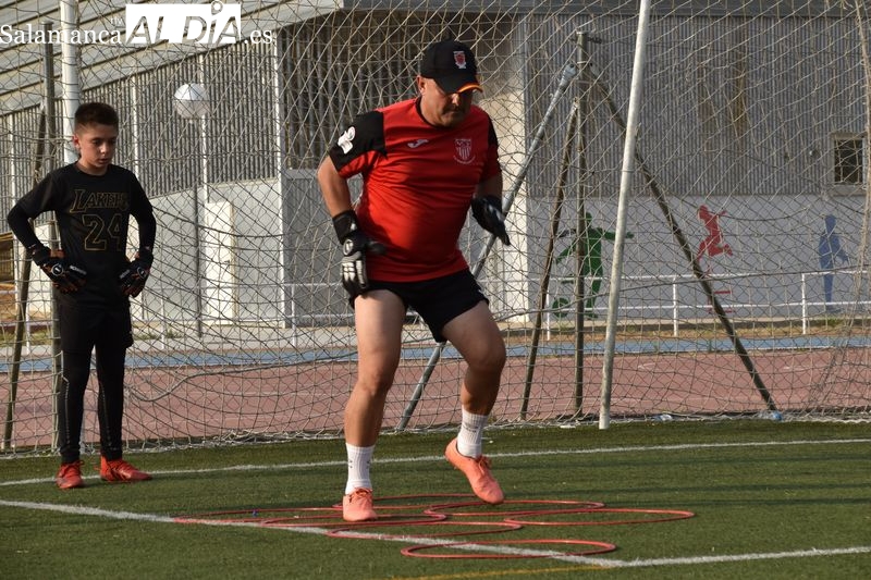 Así trabaja Luis Hernández, el maestro de más de 20 porteros y porteras de Salamanca