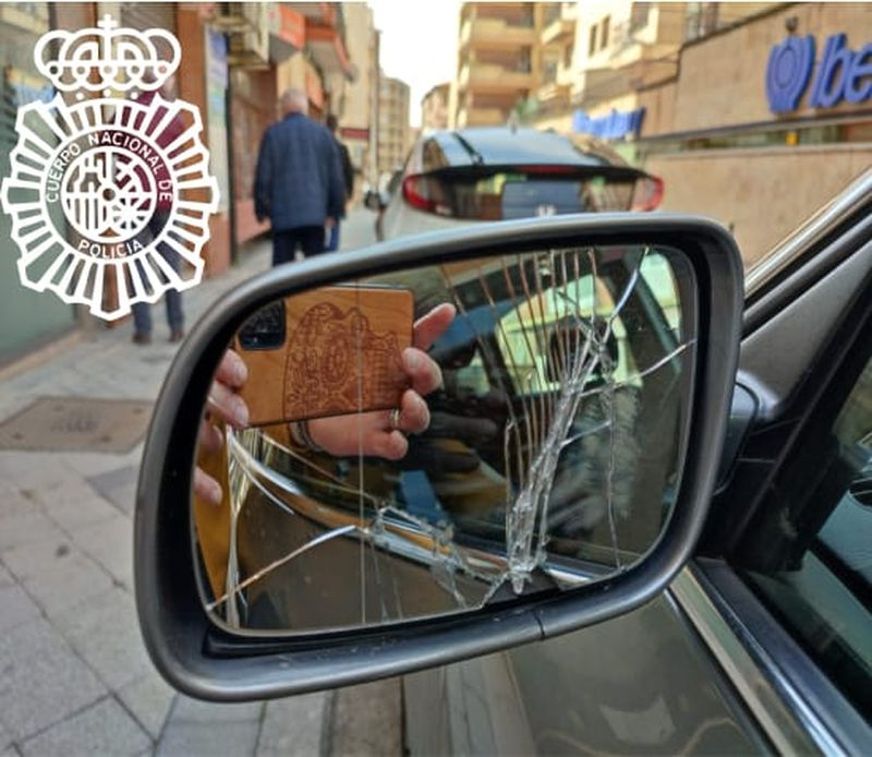 Revientan retrovisores, pinchan ruedas de siete vehículos y destrozan un portal en Salamanca