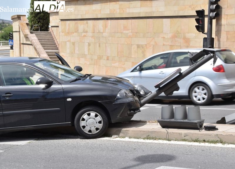 Un conductor se estrella contra un semáforo en el paseo de Canalejas
