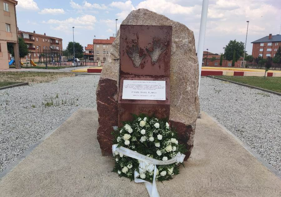 Fuentes de Oñoro recuerda con una ofrenda floral a Miguel Ángel Blanco