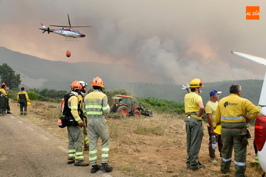 Pernoctan en la Escuela Hogar 19 desalojados por el incendio, que ha calcinado al menos 1.000 hectáreas