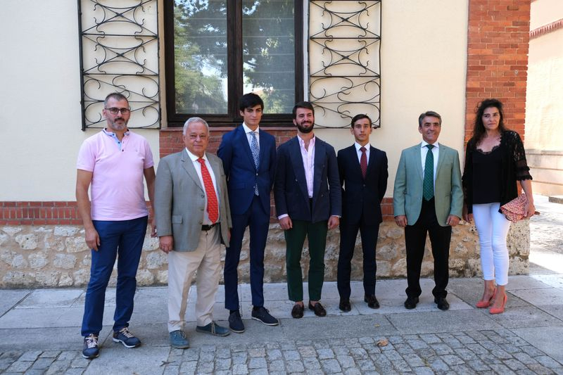 García-Gallardo recibe a los salmantinos Ismael Martín y Jesús de la Calzada, finalistas del III Circuito de Novilladas de Castilla y León 
