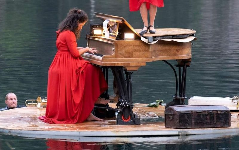 ‘Flota IdóneA. El piano flotante’, el espectáculo de música y danza sobre el agua que llega al río Tormes