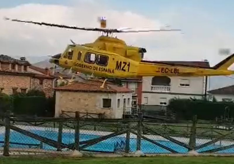 El vídeo del helicóptero cogiendo agua de una piscina para ayudar a apagar el fuego de Cepeda 