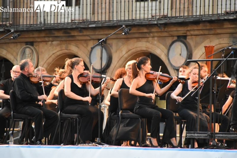 La Orquesta Sinfónica de Castilla y León llena de música la Plaza Mayor