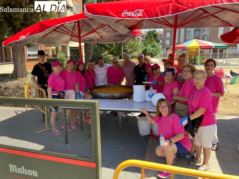 Los vecinos de Santa Marta reponen fuerzas para la recta final de las fiestas con una rica paella 