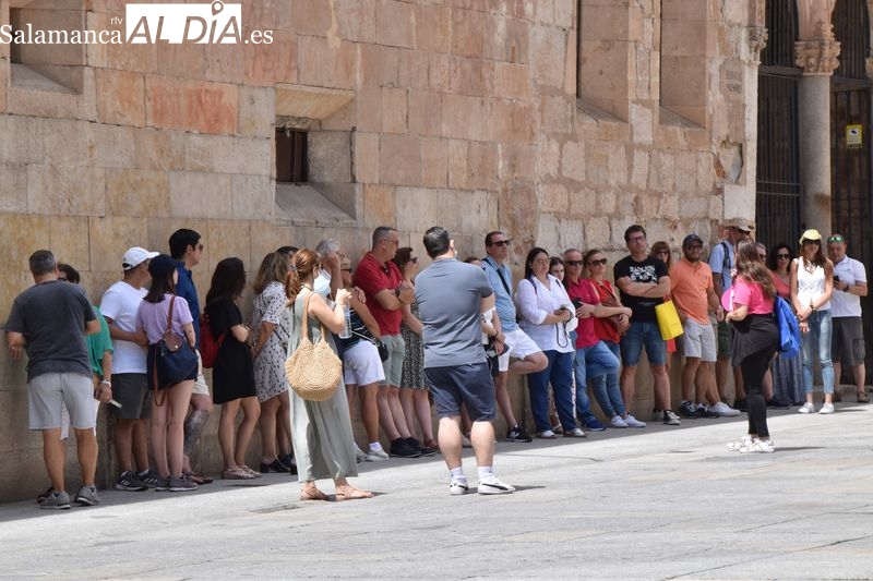 Los turistas hacen frente al calor con botella en mano y buscando la sombra