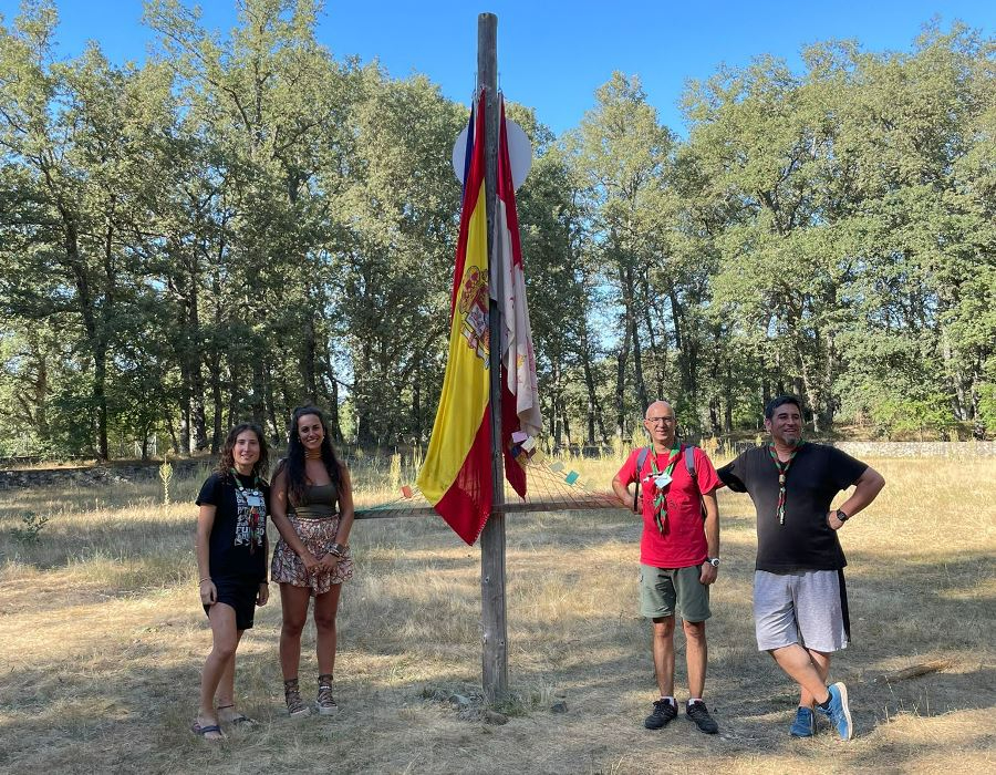 El Grupo Scout Kennedy recibe la visita en su campamento de Paola Martín Muñoz