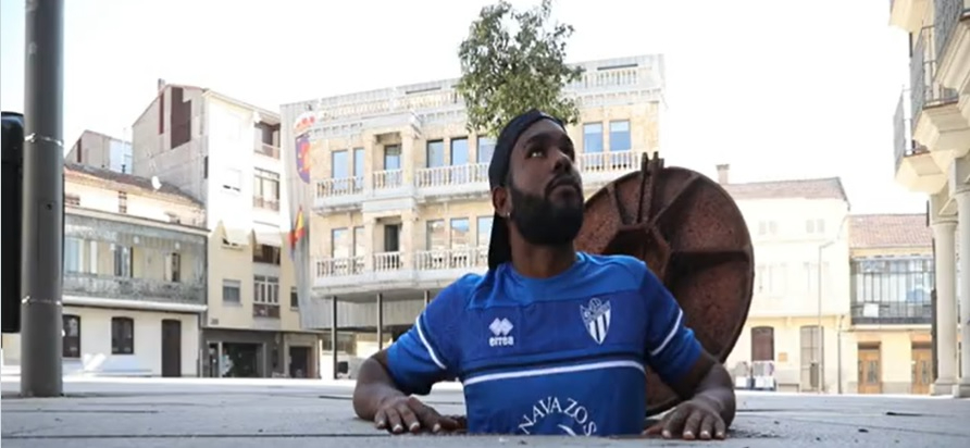 Johan Guzmán, a lo Mono Burgos con el Atleti saliendo de la alcantarilla en la campaña de socios del Guijuelo