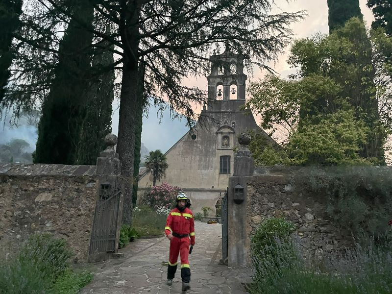 El monasterio de las Batuecas, a salvo del fuego gracias al gran esfuerzo de los equipos de extinción en la zona