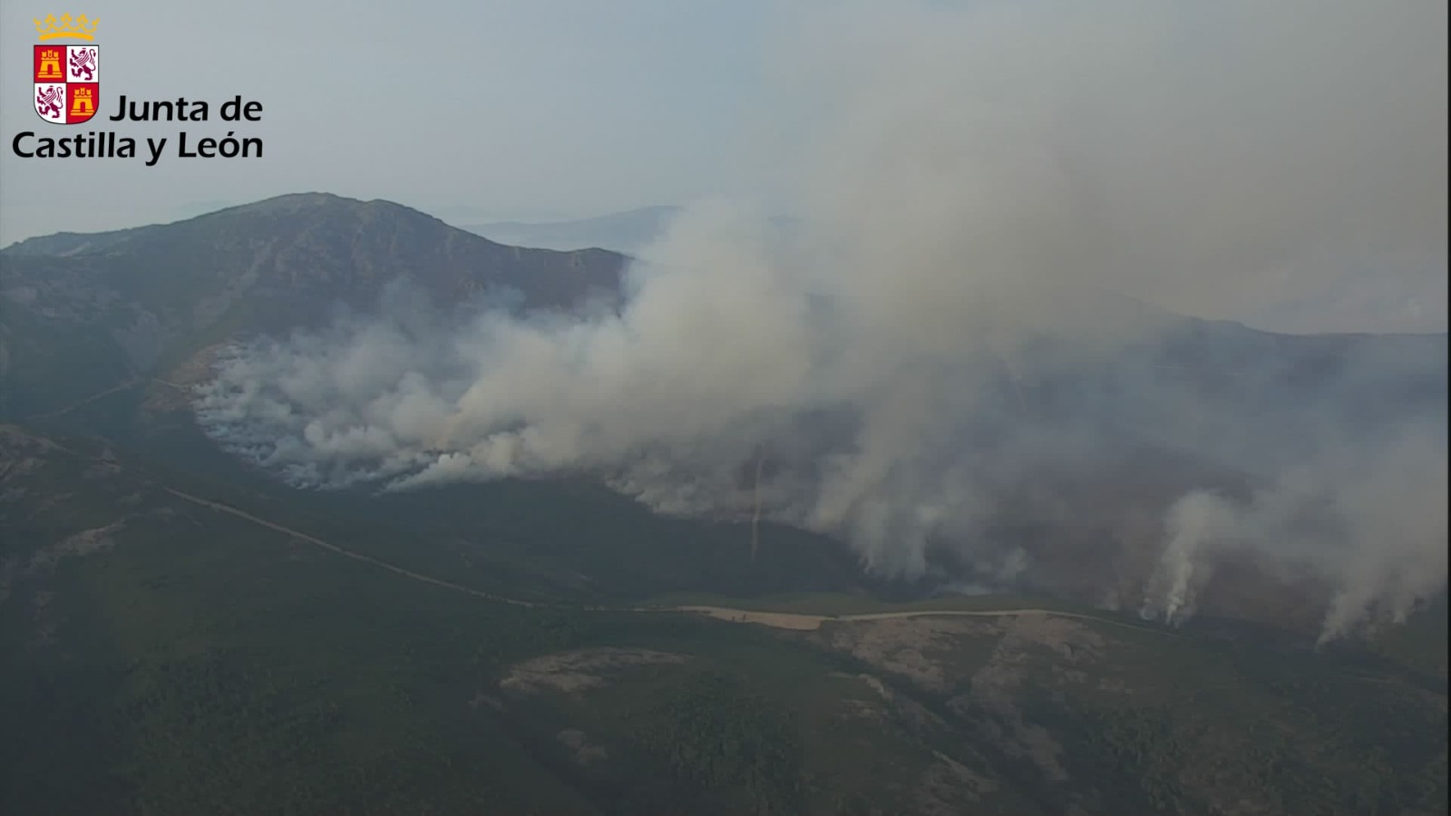 Los  espectaculares vídeos de la lucha contra el fuego en Monsagro