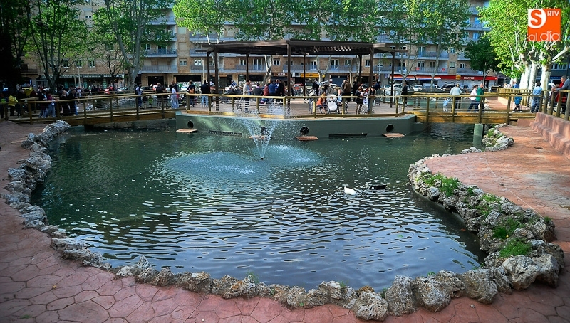 Sustrae un móvil al trabajador de un bar y después se hace pasar por policía quitarle joyas a varios jóvenes 